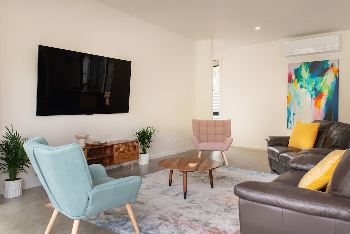 Popular Airbnb listing: "Kangaroo Rest" by Halls Gap Accommodation in Halls Gap