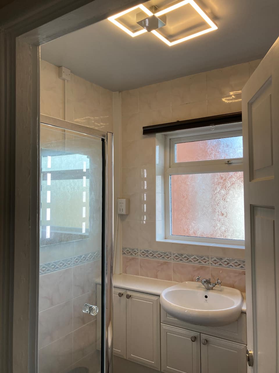 Quiet, self-contained flat with parking — foto 1