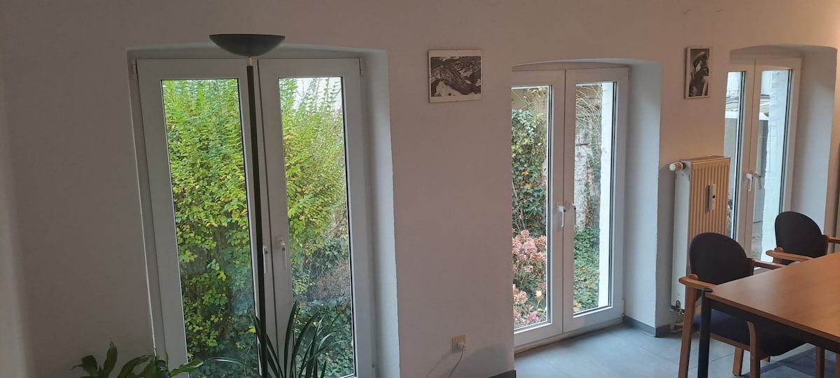 Successful Airbnb property: Simple & central Deutz trade fair in Köln