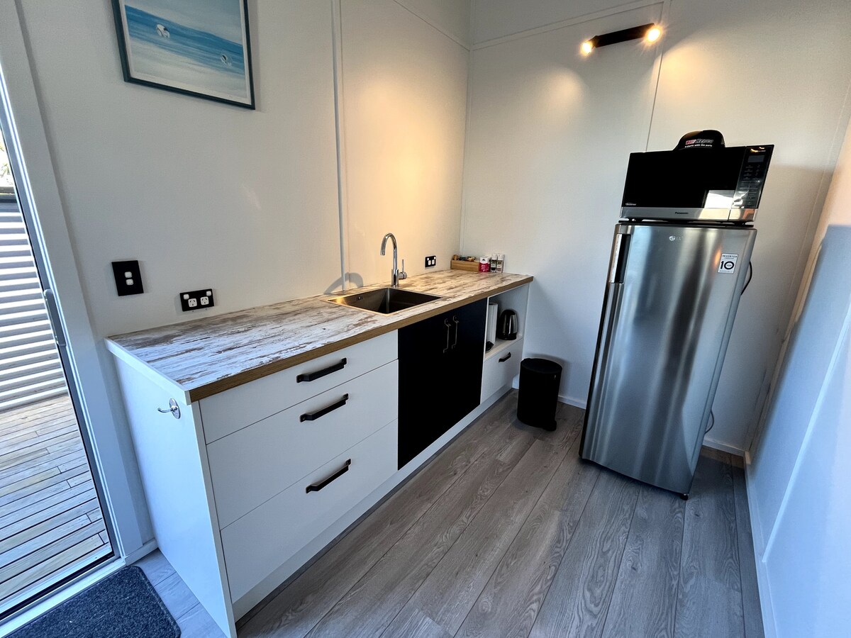 Top Airbnb: Rumpy is Ajax in Whangamatā