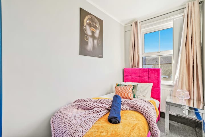 جرب الراحة والمرونة في غرفة نومنا المريحة، التي تحتوي على سريرين مفردين مريحين. يخلق الديكور الأنيق والأجواء الهادئة ملاذًا هادئًا. استرح بسلام واستيقظ منتعشًا وجاهزًا للشروع في مغامرات جديدة. 