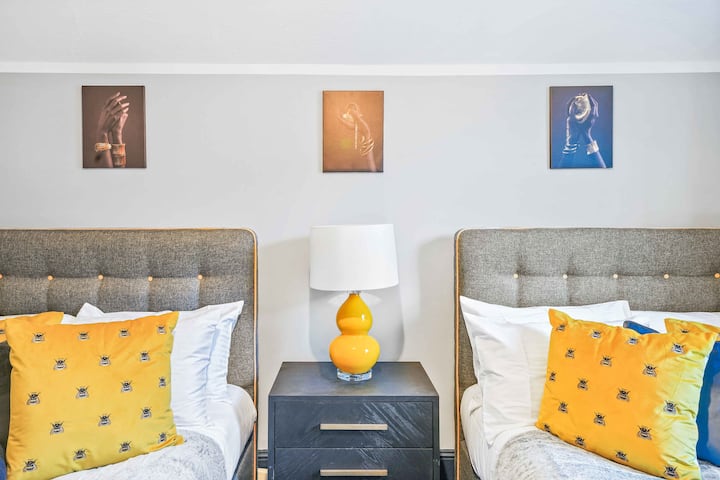 جرب التنوع والراحة في غرفة نومنا الجذابة التي تحتوي على سرير فردي وسرير مزدوج. يخلق الديكور الأنيق والأجواء الهادئة ملاذًا هادئًا. استرح بسلام واستيقظ منتعشًا وجاهزًا للشروع في مغامرات جديدة. 