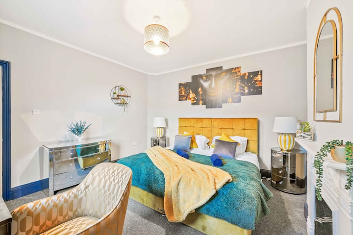 انغمس في الليالي المريحة في غرفة نومنا المريحة، المفروشة بسرير مزدوج مريح. يخلق الديكور الأنيق والإضاءة الناعمة أجواء مريحة. استيقظ منتعشًا وجاهزًا للاستكشاف، واشعر وكأنك في بيتك في هذا الملاذ الهادئ.