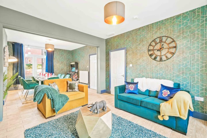 الراحة الأنيقة في انتظارك! استمتع بالمفروشات الحديثة والديكور الأنيق والغرف المليئة بالشمس. مضيئة وجيدة التهوية وجذابة - مثالية للاسترخاء والتواصل الاجتماعي وصنع ذكريات دائمة.