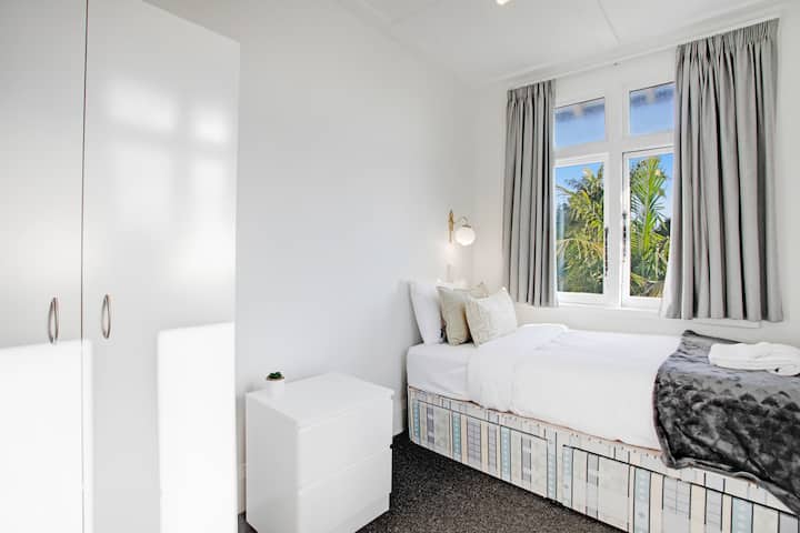 Уживајте во добар сон во оваа мирна спална соба со својата релаксирачка палета.