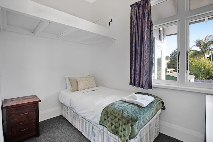 Единечниот кревет е совршен за возрасни лица кои сакаат сопствен простор или деца.