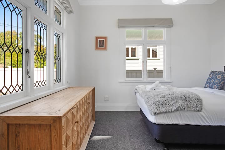 Оваа спална соба ги има оригиналните прозорци со оловна светлина.