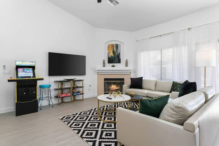 Stellar 5bd W/ Pool, Hot Tub, Games & More! - North Las Vegas, NV