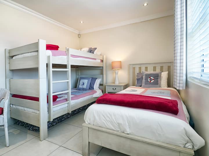 غرفة النوم الثانية، تتسع لثلاثة أشخاص، مثالية للأطفال...