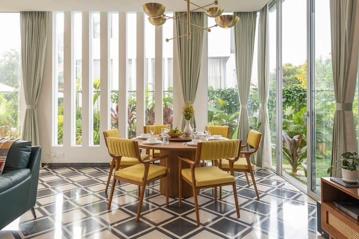 Dining area image 1