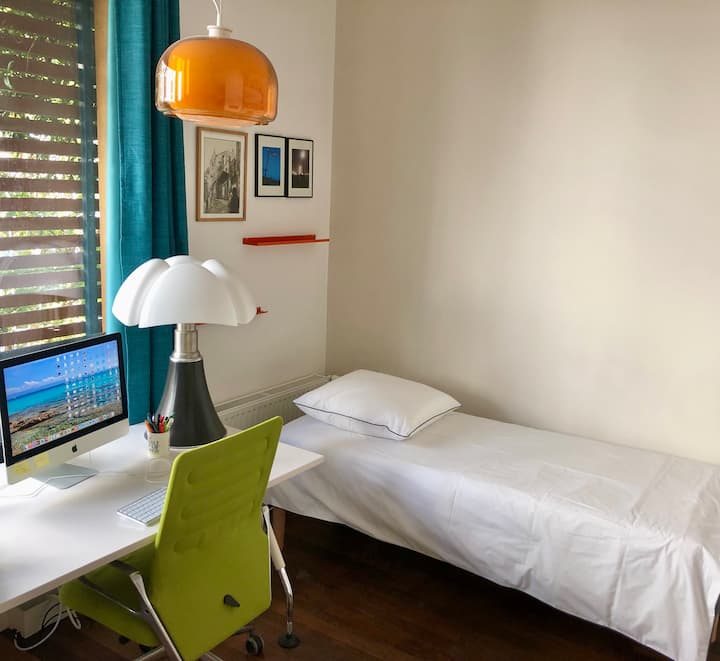 La habitación-estudio está equipada con una cama individual. Colchón muy cómodo de la marca Emma. 