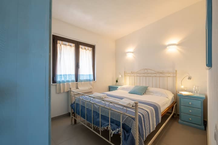 Chambre double principale avec lit confortable et vue sur le jardin. De là, vous pourrez vous détendre en écoutant le son de la mer confortablement depuis le lit !