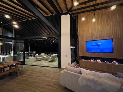 Breathtaking 5 Bedroom 6 Bath Private Jacuzzi Home