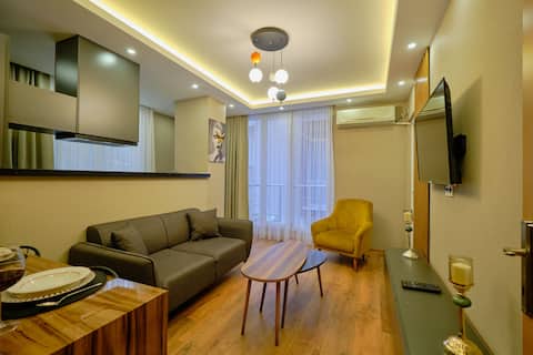 Top Airbnb: 2+1 Modern Apartment | 5 min to Metrobus | TUYAP 4 Stops in Beylikdüzü