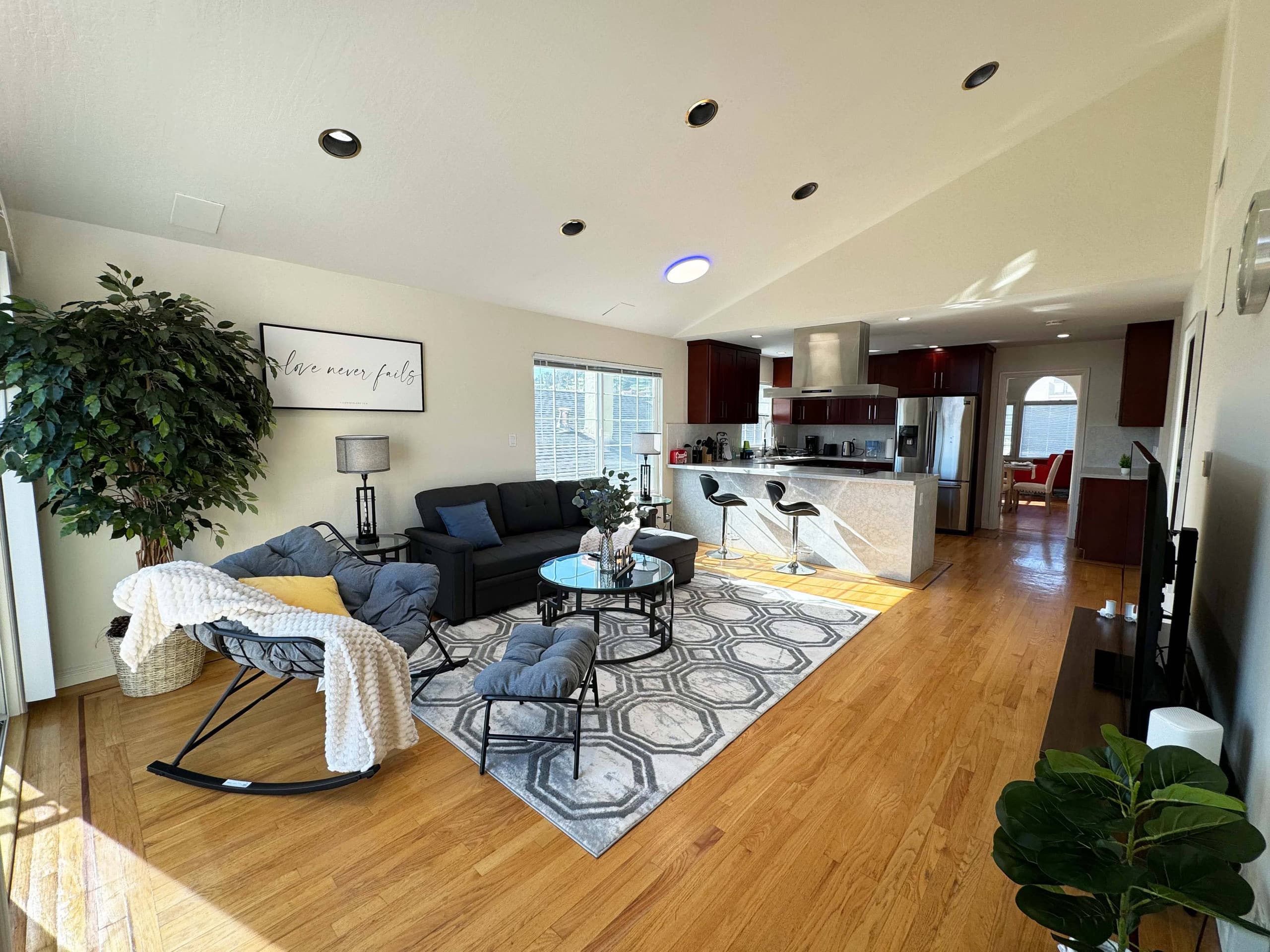 Guesthouse in South San Francisco · ★4.52 · 3 bedrooms · 3 private baths - Image 10