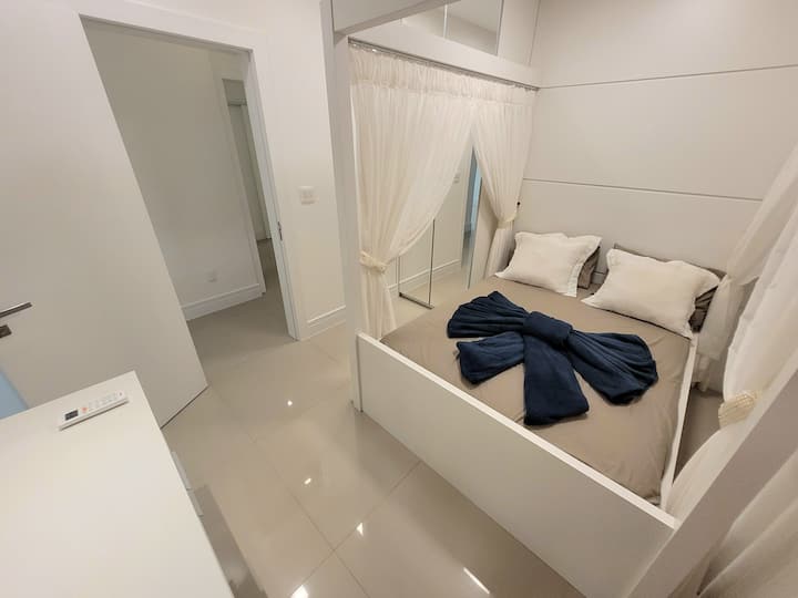 Suite 04: Sea side view and Nereu Ramos Avenue
1 bračni krevet + 1 jednostruki madrac 
Posteljina je uključena 
Ar Condicionado 