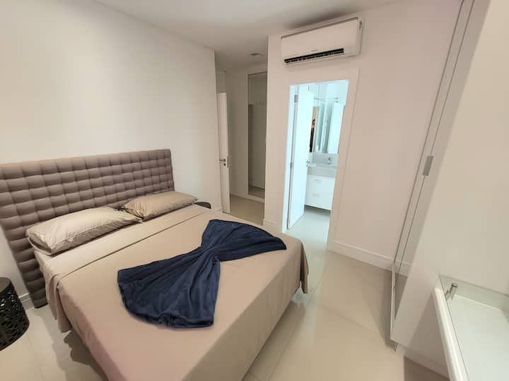 Suite 02: Sea side view and Nereu Ramos Avenue
1 bračni krevet (1,6x2) + 1 jednostruki madrac 
Posteljina je uključena 
