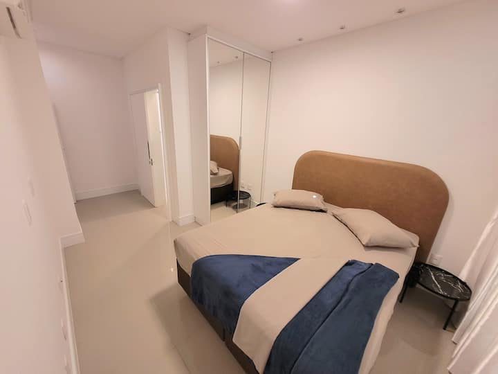Suite 03: Nereu Ramos Avenue View
1 bračni krevet + 1 jednostruki madrac 
Posteljina je uključena 
Ar Condicionado 