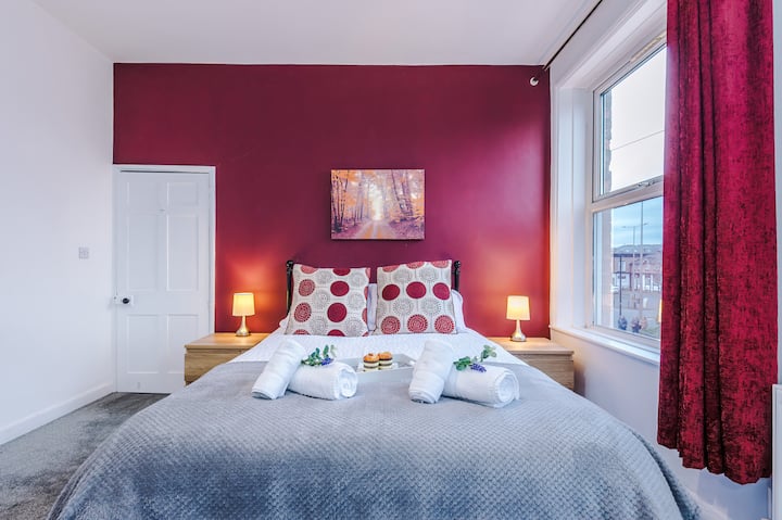 U spavaćoj sobi 1 nalazi se bračni krevet s pogledom na ulicu koji nudi udoban i opuštajući prostor. Uključuje i komodu s ladicama za sve vaše stvari i viseću ogradu za odjeću.