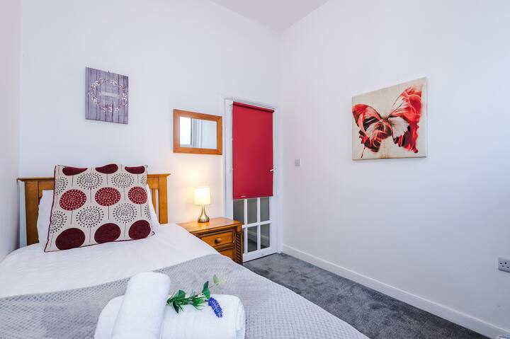 Spavaća soba 3 udobna je i naizgled prostrana te ima krevet za jednu osobu i pogled na ulicu. Nudi udoban i privlačan prostor savršen za opuštanje.