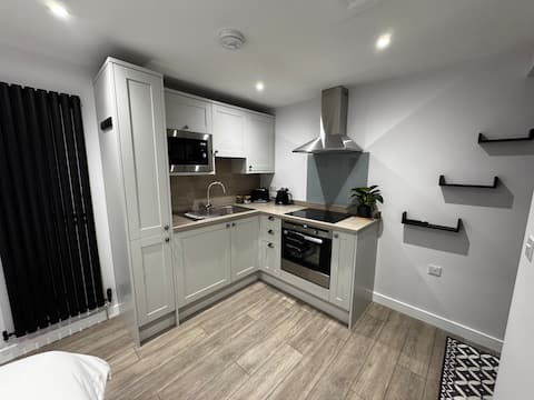 Popular Airbnb listing: Alver Lodge | Self-contained garden studio in Gosport