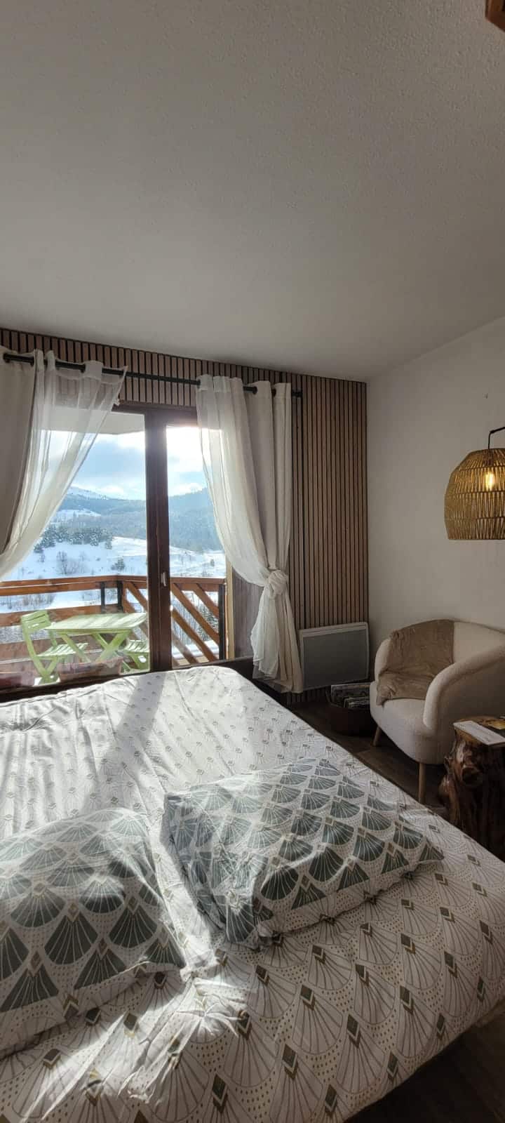 დასაწოლი საწოლი მთის პირდაპირი ხედებით მისაღებ ოთახში ნამდვილი ყუთის ზამბარებითა და 18 სმ სისქის მატრასით 