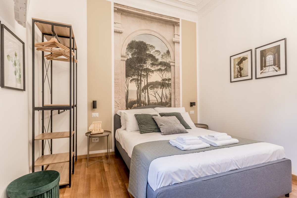 Kamer Botanica is gelegen op de tweede verdieping van Palazzo Sapienza, met uitzicht op de Via Trapani, een gereserveerde straat met sanpins en is voorzien van airconditioning, wifi, kledingkast, parket, poef, eigen badkamer. Het parket maakt het erg gastvrij.