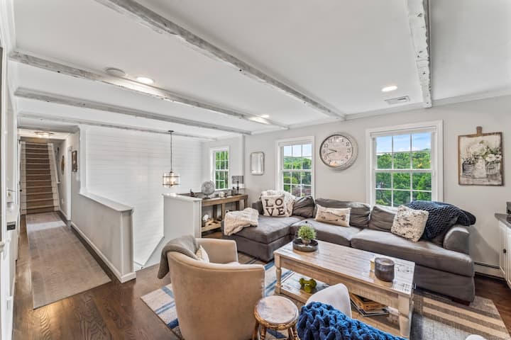 Updated Home In Lake Community - Brookfield, CT