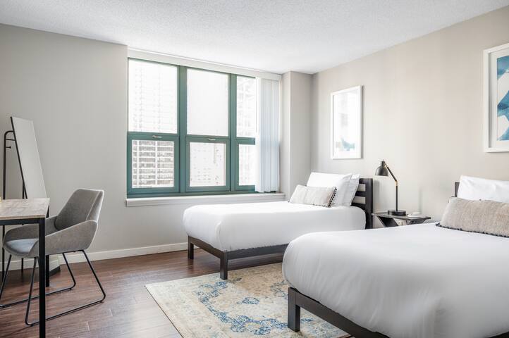 Kasa | Walk to Lincoln Park Zoo | Chicago gallery image 4