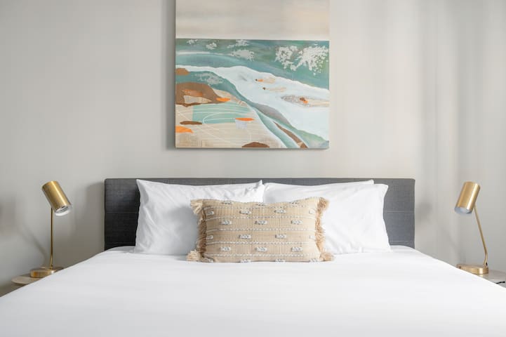 Kasa | Walk to Lincoln Park Zoo | Chicago