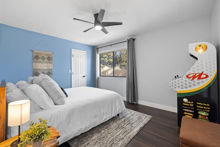 Letto matrimoniale al secondo piano, lenzuola in 100% cotone, tende oscuranti, sala giochi Golden Tee