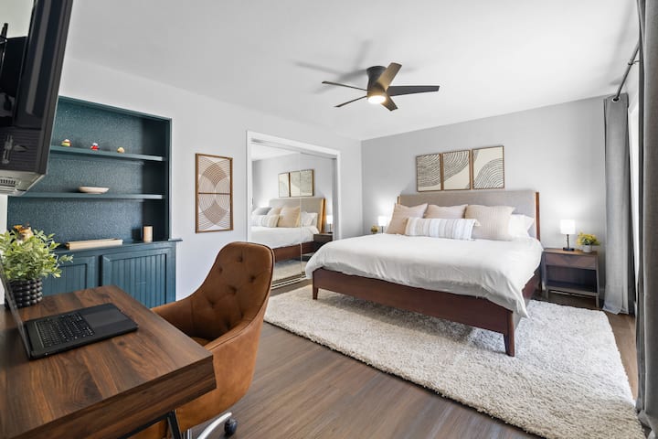 Camera da letto principale al secondo piano con letto matrimoniale grande, lenzuola in 100% cotone, zona lavoro dedicata, tende oscuranti, bagno privato completo, TV Roku e balcone esterno