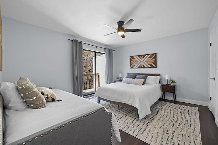 Letto matrimoniale al secondo piano e divano letto a due piazze, lenzuola in 100% cotone, tende oscuranti, balcone esterno