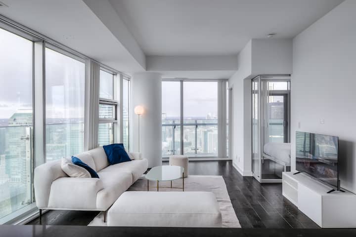 Modern 2br Condo W/ Cn Tower View & Parking - Toronto