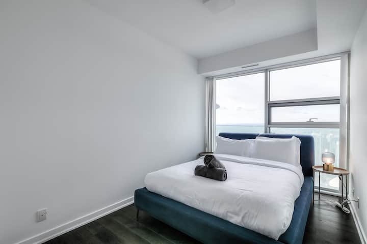 Útulná a príjemná spálňa navrhnutá na pokojný spánok s pohodlím a pokojom.