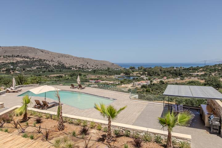 Private Large Pool*BBQ*Playground*Lake & Sea view gallery image 2