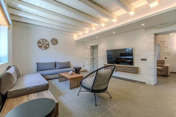 Private Large Pool*BBQ*Playground*Lake & Sea view gallery image 5