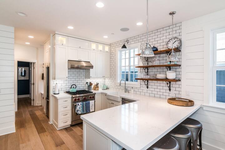 Beautiful new home on the flats! gallery image 3