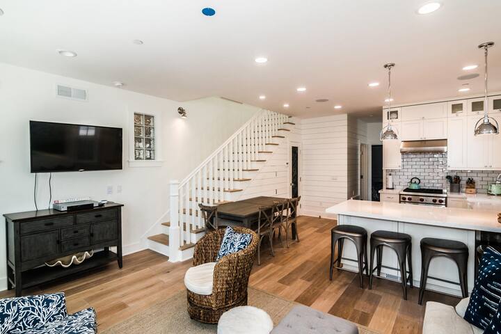 Beautiful new home on the flats! gallery image 2