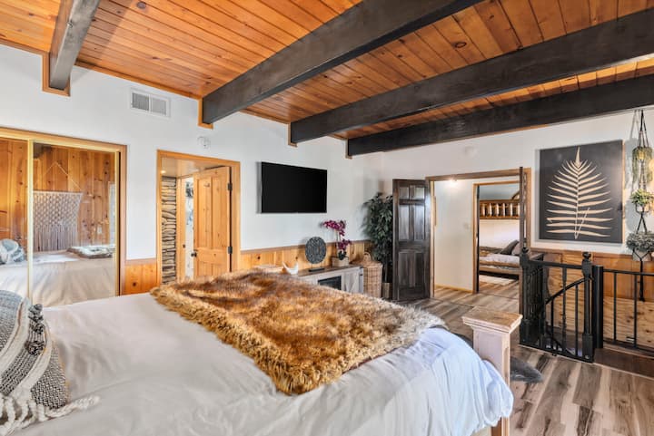 تحتوي غرفة النوم الأولى على سرير بمقاس كبير وحمام رئيسي داخلي.