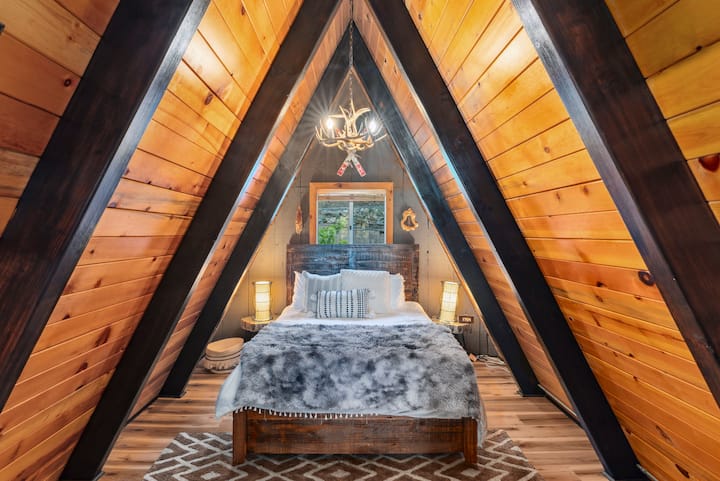 أجواء الإطار في غرفة النوم الأولى التي تتميز بسرير بحجم كبير.