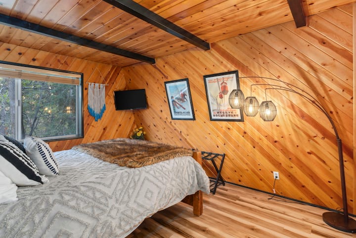 تحتوي غرفة النوم الرابعة على رف للأمتعة وتلفزيون ذكي للبث.