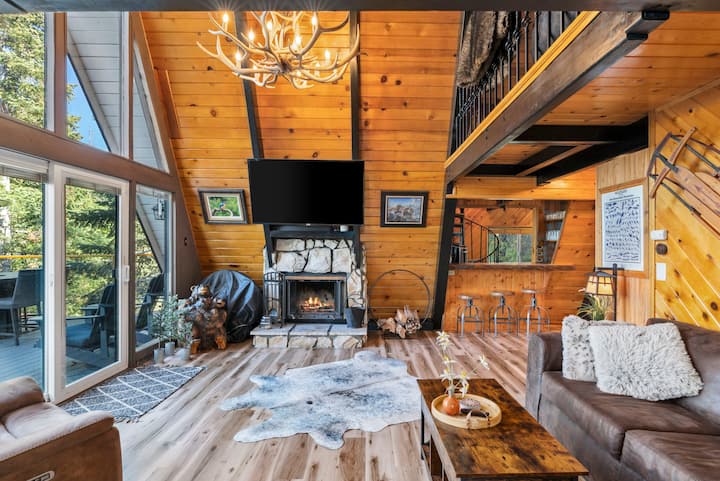 استمتع بالراحة بجانب المدفأة التي تعمل بالغاز أو الحطب، أو الترفيه في غرفة العائلة مع لعبة حمام سباحة أو بث أحد برامجك المفضلة على تلفزيوننا الذكي. 