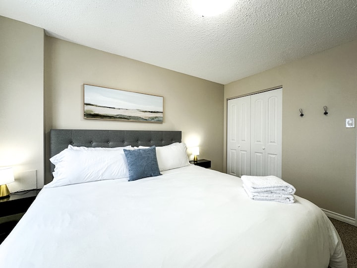 Kitanda cha king na mlango wa kabati 