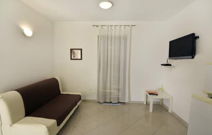 Dnevni boravak sa sofom za 2 osobe, televizorom sa ravnim ekranom i stolićem za kavu