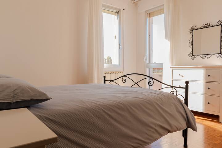 חדר שינה עם מיטה זוגית, שידה וארון גדול, כך שתוכלו לבלות לילות נהדרים בשלווה מוחלטת.