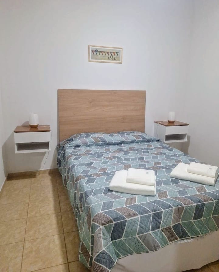 חדר נוח עם מיטה זוגית וחדר הלבשה מסוג Placard. בחדר יש מאוורר תקרה ווילונות האפלה.