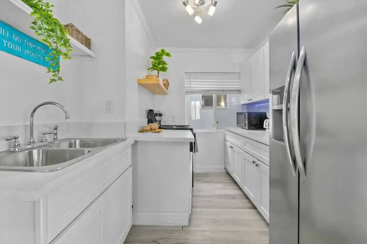 7BR Massive Beach Retreat Sleeps 26 Steps to Ocean gallery image 3