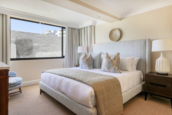Backup-Power Luxury Bantry Bay Beach Apartment gallery image 4