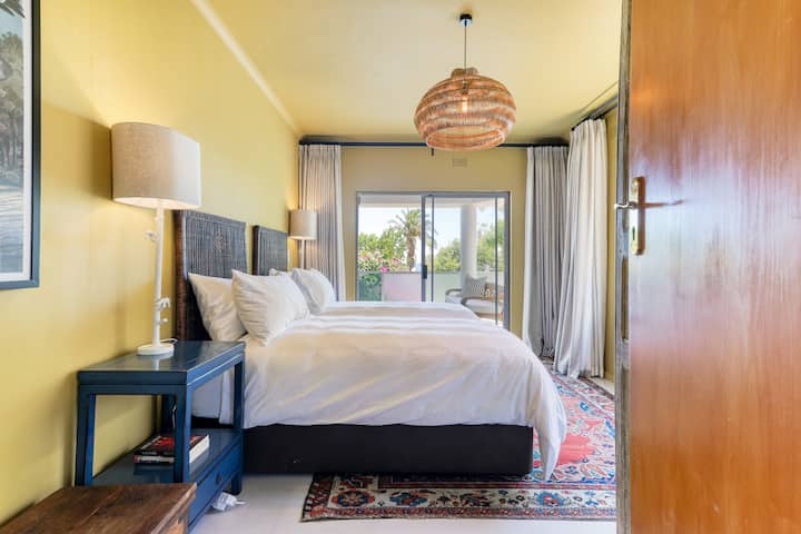 El gran tercer dormitorio con camas individuales (o se puede convertir en una cama tamaño king) también tiene acceso compartido con el segundo dormitorio al gran balcón con vistas al jardín.